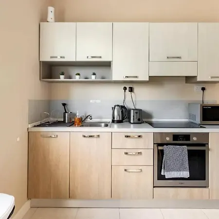 Private Bedrooms With Shared Bathroom & Kitchen * Mosta