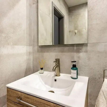 Private Bedrooms With Shared Bathroom & Kitchen * Mosta